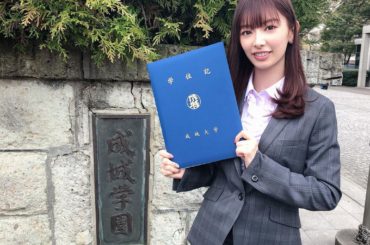 成城大学大学院を修了しました
ここまで支えてくださった先生方、そしてお仕事の関係者の皆様には感謝の気持ちでいっぱいです
本当にありがとうございました！

袴は大...