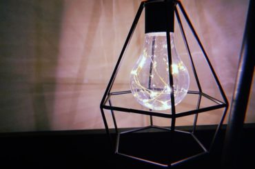 ベッドルームに仲間入り﻿
電球のなかがワイヤーライトなの、ときめきポイント﻿
@beige212_official はプチプラらしからぬクオリティで﻿
デザイン...