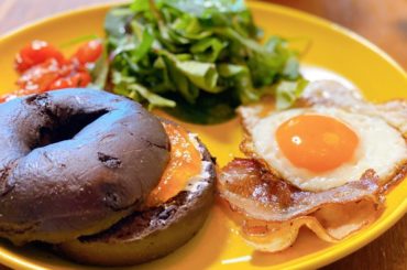 朝ごはんから元気になりましょ〜
今日は簡単ですが洋食で。

#早織飯
#mybreakfast 
#チョコベーグル
#クリームチーズとアプリコットで
#ルッコラ...