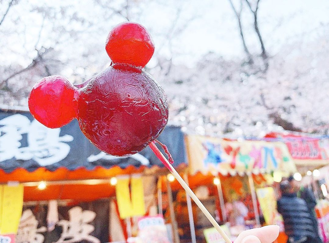 大盛真歩 お祭りで必ず２本は食べるりんご飴 っ 去年の今頃 地元で桜を見に行った時に屋台が沢山あって可愛いりんご飴をゲットした時の 今年は Moe Zine