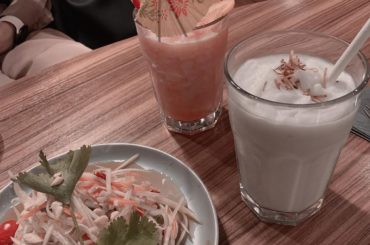 ココナッツジュースと多分スイカとマンゴーのやつ﻿
とソムタム﻿
﻿
#タイ料理 #ランチ #ランチ巡り...