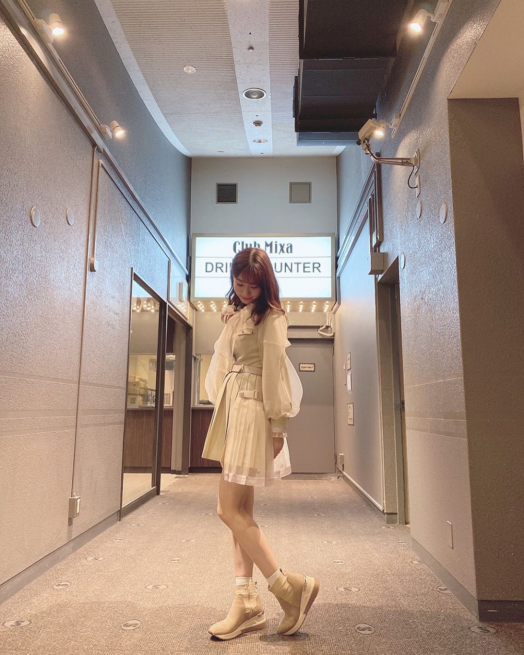 柏木由紀 失恋 ありがとう の衣装全身写真 ベージュワントーン Akb衣装では珍しい スニーカー的なのも珍しいですね 実はmステの日から靴下が追加されたんです Moe Zine