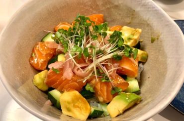 .
サーモンアボカド丼
キュウリと甘酢生姜が合います
確か、ワサビ醤油オリーブオイルをかけました。
.
#毎日自炊#お家時間...