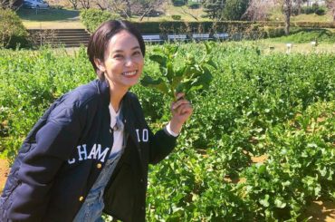 のらぼう菜いかがでしたか？
採ってその場でガブっと食べる畑ロケ
最高でした〜︎
オーバーオールでこれやるのが
地味に憧れだったの笑
のらぼう菜、みずみずしくて甘...