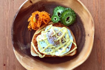 【トマトカレーのエッグトースト】
.
マヨネーズの塗り方が….思ってたよりも下手でびっくりした。笑
.
トマトベースのカレーは何回も火を入れて煮詰まって具も崩れ...