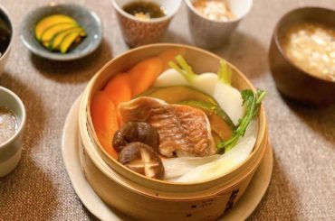 今日の朝ごはん

さっぱり簡単に。

#早織飯
#mybreakfast
#今日の朝ごはん

#野菜と魚のせいろ蒸し
#おろしポン酢と藻塩で
#なめこのお味噌汁...