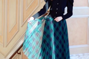 New
チュールが2枚重ねでボリューム感のある贅沢なプリーツスカートです
Tシャツとスニーカーやショートブーツ、ライダースのようなカジュアルやハードなコーディネ...