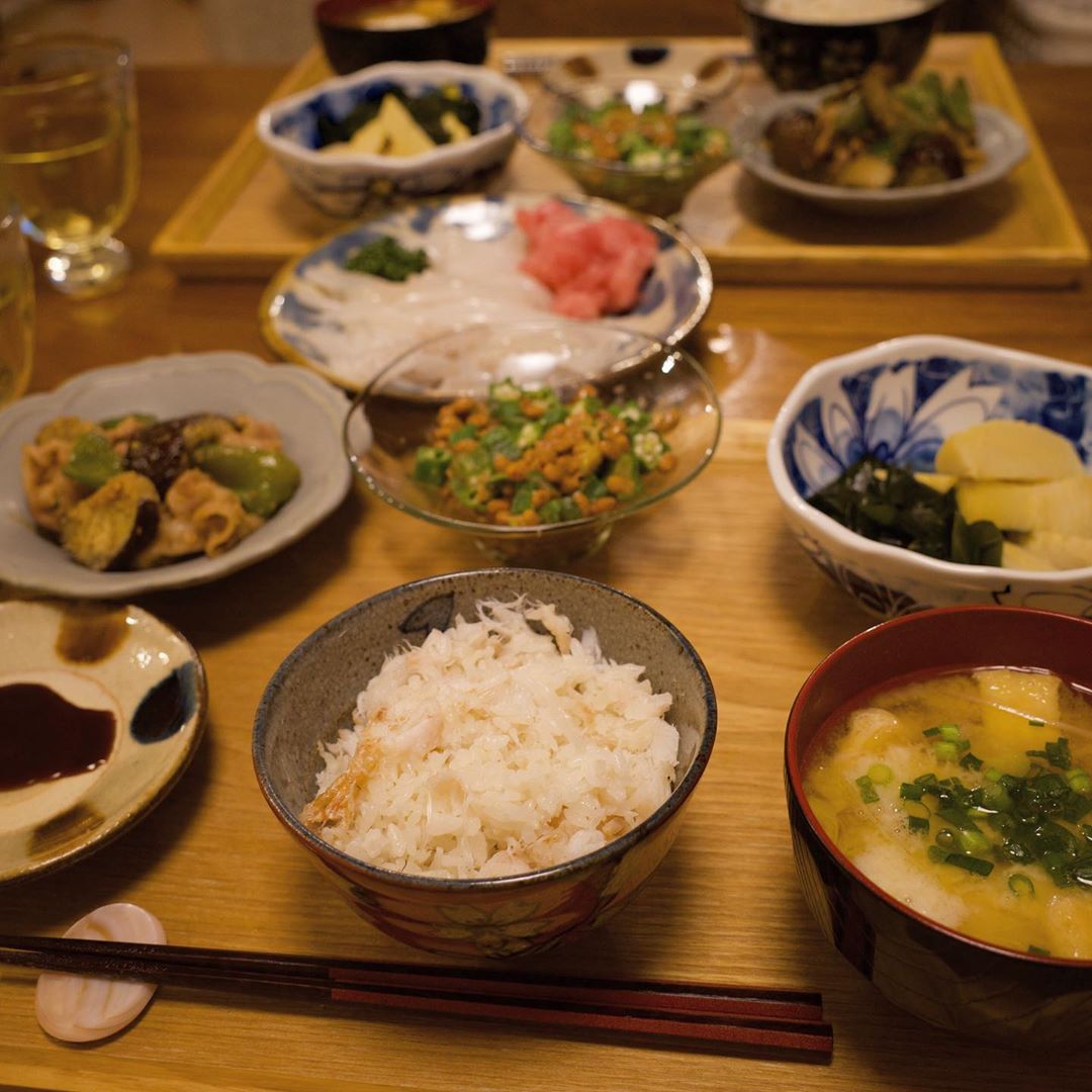 佐藤優里亜 食べものばかりでごめんね 今日はパパが一緒にキッチンに立ってくれて ほとんどパパ作 鯛めし 筍とわかめの煮物 豚 バラなすピーマンの味噌胡麻炒め Moe Zine