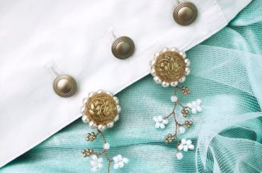 幾年。

白のワンピースに合わせて作ったイヤリングのお話。

上部はボタンにパールでクラシカル、
下部は春らしい軽やかなワイヤーのビーズの小枝

私の中で"重た...