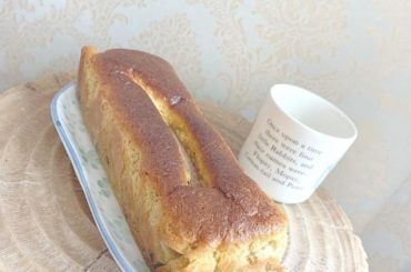 .
𝐂𝐡𝐨𝐜𝐨𝐥𝐚𝐭𝐞 𝐁𝐚𝐧𝐚𝐧𝐚 𝐂𝐚𝐤𝐞
.
作ってみた~~
バナナがまるごと1本入ってます♡
.
皆さんのお得意料理はなんですか？
.
#形が歪なのは気...