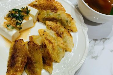 .
豚ミンチとシソのつくね入りスープ
焼き餃子
ネギ×大葉の冷奴
今日も楽しくお料理です
*☼*―――――*☼*―――――
#れーなご飯 #料理 #クッキング ...