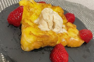 _
この間フレンチトーストを作った
わたしは仕上げに蜂蜜とバニラアイスを載せました
ふわふわでお店で食べてるみたいだった！(自画自賛)
またレシピ2枚目に載せた...