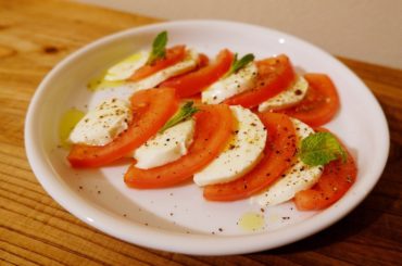 本日はスペインで食べた味を思い出して作ったバル風料理。﻿
ワインはオーガニック白ワイン。﻿
魚に合うすっきり感。すきでした。うまし。﻿
﻿
•カプレーゼ﻿
•ミ...