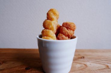 本当はチュロス作りたかったんだけど、強力粉入れすぎてパンみたいになった。のでまっすぐではなく、くるくる巻いてみた。
レシピはアメリカのディズニーが公開したチュロ...