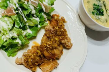 .
今日の #れーなご飯 は
鶏むね肉の油淋鶏風
お味噌汁

なんかれーなのご飯って 緑と茶色ばっかり、、、
どうしたらもっと彩り良くなるの？笑

プチトマト近...