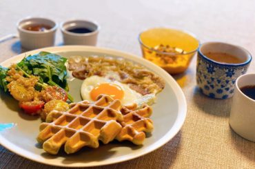 今日の朝ごはん

ワッフルメーカーを引っ張り出してベルギー風朝ごはんです
せっかくなので生クリームも泡立てて甘いバージョンも

#早織飯
#mybreakfas...