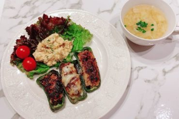 .
#れーなご飯 .
お味噌汁
ポテトサラダ
ピーマンの肉ずめ
田中家は お肉も野菜もよく焼きが好きなので このぐらい焼いてます！
焦げてませんよ！笑
写真は焦...