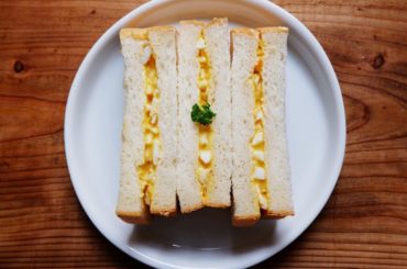 たまごの賞味期限が近づいたら
だいたい煮卵にするんだけど
今回はたまごサンドに。
耳も柔らかかったからそのまま。
パセリ育て始めたんだけど
すんごいいいよ。可愛...