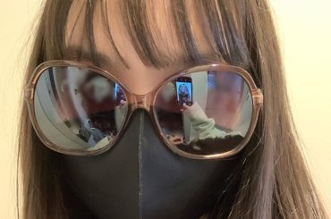 マスクの上からメガネすると鼻からの菌侵入も防げることに気付いた
鼻息で曇るが…
サングラスにとても見せられないくらいの散らかりが写ってしまったのでモザイクかけま...