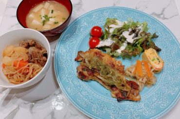 .
#れーなご飯
鶏もも肉バジル焼き
切り干し大根
カニカマ入り玉子焼き
肉じゃが
豆腐のお味噌汁
なんか今日品数 多め( Ꙭ )/''
2枚目は鶏もも肉嫌いな...