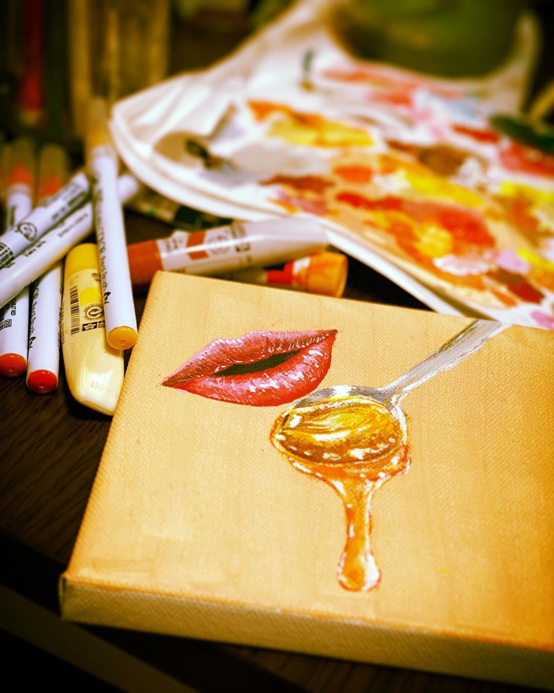 林紗久羅 おうち時間 ここから更に何を描き加えよう くちびるやハチミツは初めて描いたけど 意外とそれっぽく描けたかも 水彩画 アク Moe Zine