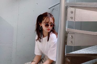 白Tにスニーカーで﻿
おさんぽ #ゆいしふく ﻿
﻿
カジュアルな日もどこかに女み足すのが信条なので﻿
てろんとした柄スカートで女心投入 ﻿
﻿
T-shirt...