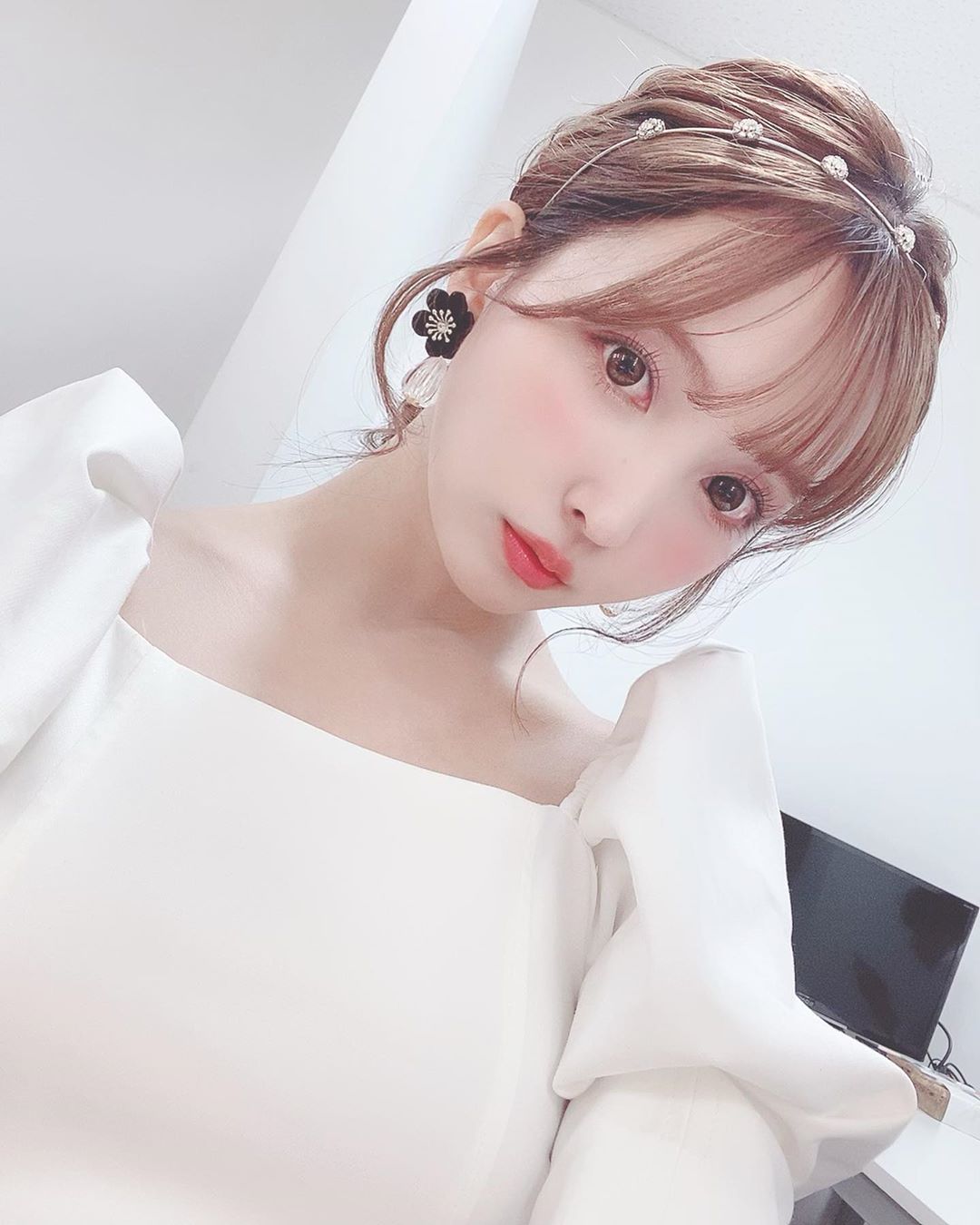 三上悠亜 昨日の私服衣装 Moe Zine