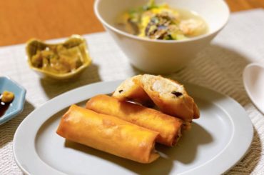 苦手意識が強くてめったに揚げ物はしないのですが、（おかげで全然上達しない）
今日はどうしても春巻きが食べたくなりました。

#早織飯
#夜は質...