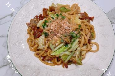 .
#れーなご飯 
焼きうどん...♪*ﾟ
めちゃくちゃ簡単
*☼*―――――*☼*―――――
#れーなご飯 #おうち時間 #料理 #クッキング #焼きうどん ...