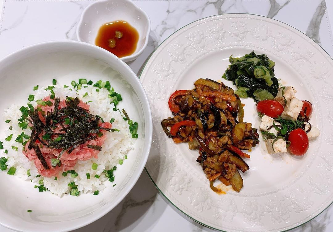 田中れいな れーなご飯 ねぎトロ丼と 麻婆茄子 ねぎトロ丼めちゃくちゃおいしかった 盛っただけやけど あとは豆腐とトマトの塩昆布の和え物と キュウリと Moe Zine