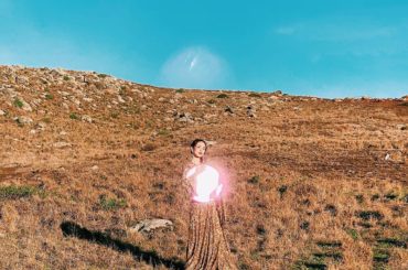 Q.なに持ってるでしょーか？

ここはすごく好きだった場所。
早朝からホテルを出発して撮影開始。
朝のロケは少し肌寒かったけど、とにかく絶景でした。
#rika...