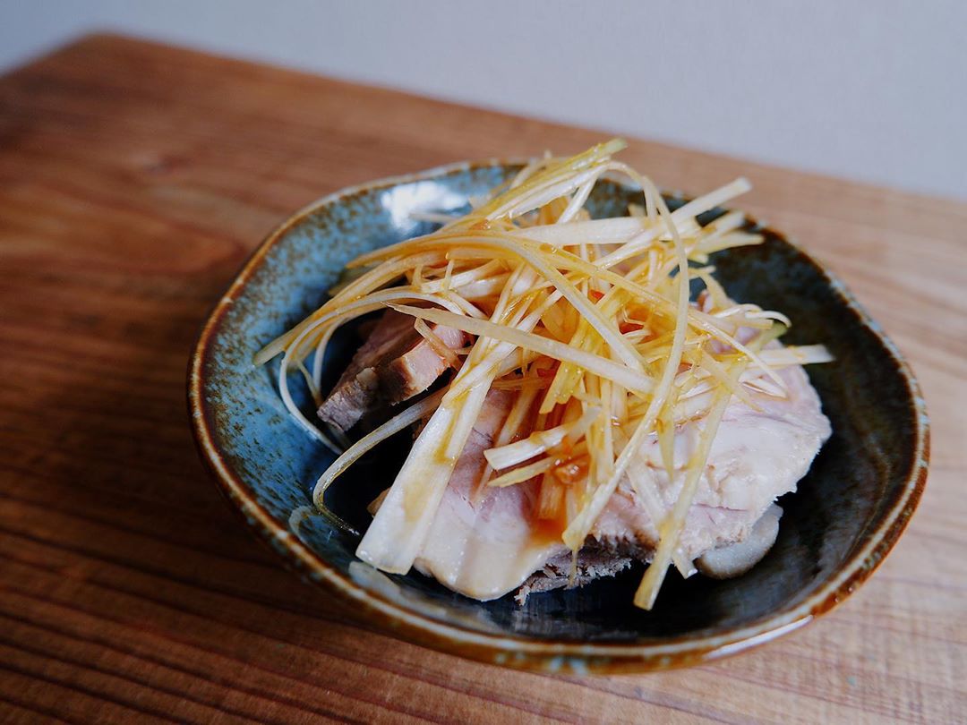 依吹怜 近くのラーメン屋さんで チャーシューtake Out 白髪ネギ切って ごま油と醤油をベースに 味噌 豆板醤加えて作ったピリ辛だれを ビールがうまい そしてラ Moe Zine