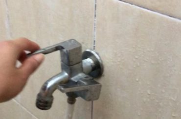 【たくましい女つくり方】﻿
携帯に面白い旅動画がありました。笑﻿
﻿
これがミステリーハンターのリアル。笑﻿
もちろん水しか出ないよ。﻿
蛇口シャワーは当たり前...