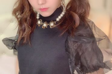 .
この服 半袖やけど生地が冬っぽいけん もう外では着られんな。と思い家の中で着てみました。笑

なんかお化粧とかアクセサリーで
パーティー行きそうみたいに見え...