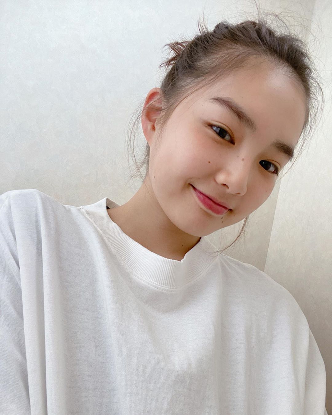 箭内夢菜 整体の先生に どうしたら小顔になれますかって聞いたら そんなこと気にしないで 笑ってればいいんだって 笑顔でいればいいんだって 最近笑顔が減ってるぞって Moe Zine