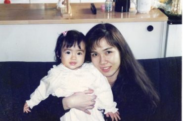 *
幼き頃のアンナちゃんとママ
今の私の年齢よりも、写真のママは5.6歳若いなんて...
仕事のことも恋の話もなんでも話せて、友達みたいに仲良しなママ
お料理...