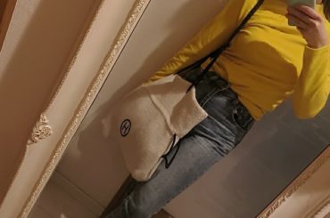 .
必要なものを買いに
ちゃんとデニムはいて
明るい色きてみた
@beep_ss　のイエローのトップス
さらさらで、ぴたっとくっついて伸縮性もあってダボつかない...