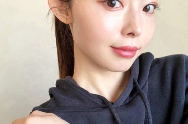 【フェミニン度が増すほんのりピンク眉】
顔の印象をガラリと変えるほど威力を持つ眉毛。色、形、長さ、濃さによって、可愛くもクールにも美人にも振れる。
私は自分に女...