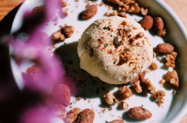 #今日のおやつ。﻿
スーパーカップのバニラに ﻿
@otomonuts の「桜の葉とさらしあん」をトッピング〜﻿
もちろん我が家にディッシャーはこ...