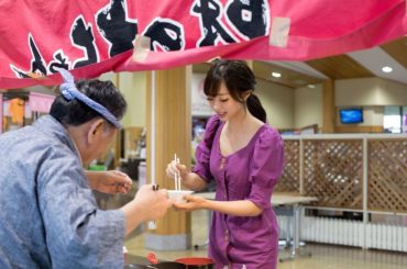 .
.
.
写真集のオフショット
.
ラーメンの良い香りに釣られて
ふらふらと寄って行ったら
試食を作ってくれました
.
美味しくて2枚目の表情。笑
.
生麺と...