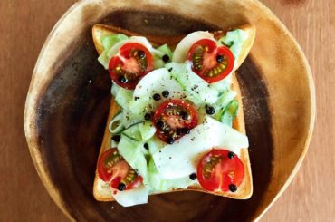 ブチャラティみたいカブの酢漬けと夏野菜のオープンサンド
.
きゅうりはピーラーで細長くスライスして塩揉み。塩につけすぎるとしょっぱくなるよ〜5分くらいとかお好み...