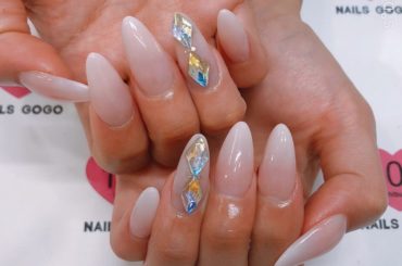 自粛中伸びきってしまったネイルを.
@nailsgogo でかわいくしてもらってきました.
.
.
愛の不時着にハマってて.
ユン・セリ風にしてください！.
っ...