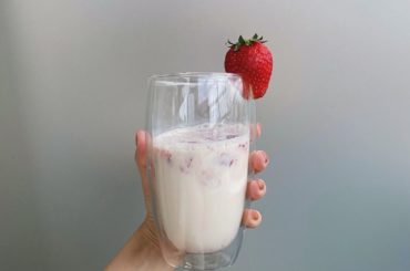 お家カフェ楽しい。いちごを細かく切って
軽くつぶして豆乳にはちみつと
少しお砂糖を入れました。 

#おうち時間 #苺みるく #お家カフェ #おうちカフェ...