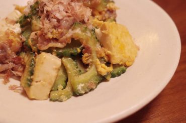 この時期にお店に並ぶと食べたくなるゴーヤ
・
塩揉みして水に浸けておけば苦味が軽減するけど、この苦味もすきだよ。
・
#ゆりあごはん #ゴーヤチャンプルー #ゴ...