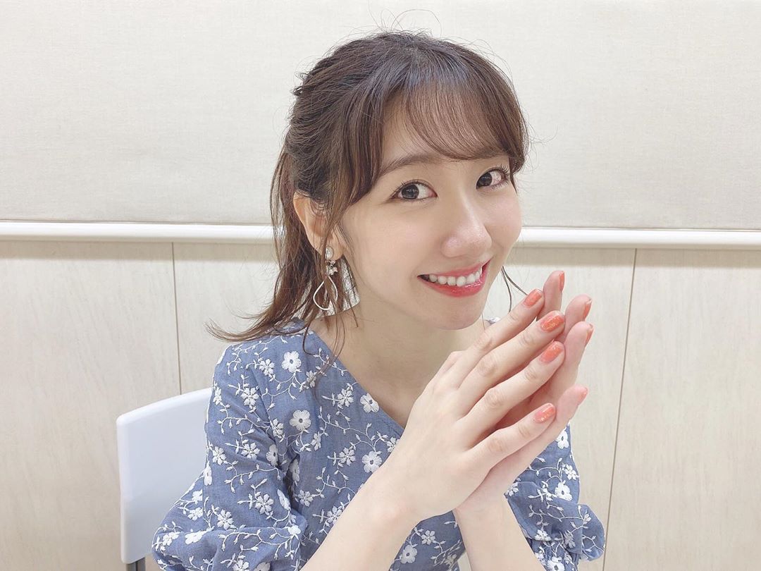 柏木由紀 この写真のポイントはネイルです Rmk のイタリアンローズというカラー その上から Dior のラメを Moe Zine 柏木由紀 この写真のポイントはネイルです Rmk のイタリアンローズというカラー その上から Dior のラメを Moe Zine