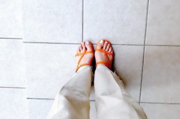 ・
・
フットネイルをホワイトに︎
いろんな色のサンダルに今年は挑戦したいな〜
毎回つっこまれる外反母趾も改善しよう笑
・
・

@grl_official ...