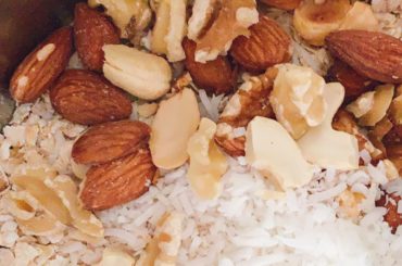 たまに食べたくなるグラノーラは
母に教えてもらったレシピで
自分で作れるからこそ、砂糖は控えめに、大好きなナッツをごろごろと...