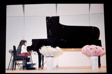 父はよく写真を発掘して送ってくれる。隣は母。なんかとてもいいな〜ピアノ大きいな〜 #背筋ピン...