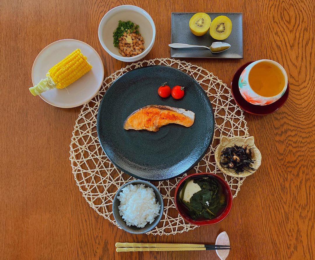 野崎萌香 本日の簡単朝ごはん とうもろこし 納豆 鮭の塩焼き ミニトマト ヒジキの煮物 ほうれん草と卵のお味噌汁 ごはん キウイ Moe Zine 野崎萌香 本日の簡単朝ごはん とうもろこし 納豆 鮭の塩焼き ミニトマト ヒジキの煮物 ほうれん草と卵のお味噌汁 ごはん キウイ Moe Zine