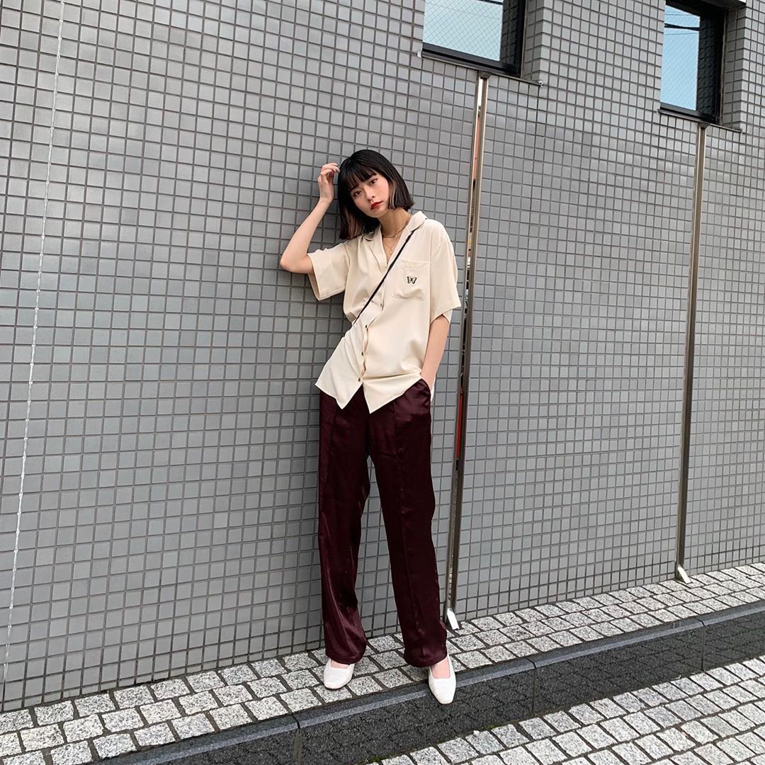 横田ひかる Yaukahiの開襟シャツとサテンパンツの組み合わせでメンズライクなスタイルに カラーも可愛くて さらっと着心地も良いです どちらもたくさん着回し出来るので Moe Zine